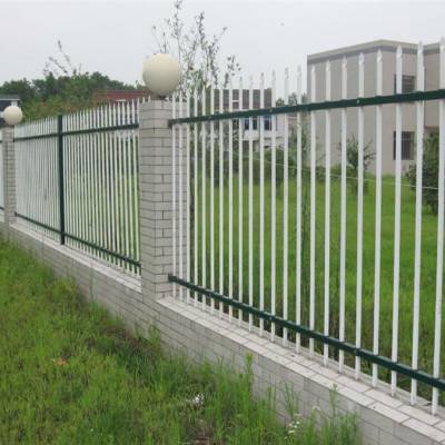 鋅鋼護(hù)欄的應(yīng)用與優(yōu)勢 從新農(nóng)村到市政建設(shè)的多功能防護(hù)設(shè)施