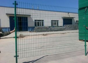 雙邊絲護(hù)欄網(wǎng)報(bào)價(jià)與廠家選擇指南 鐵藝護(hù)欄的市場(chǎng)分析